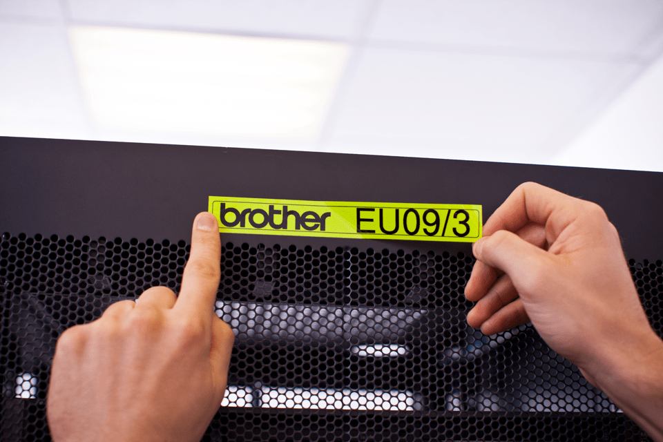 Casetă cu bandă de etichete originală Brother TZe-C51 – negru pe galben fluorescent, lățime de 24 mm 4